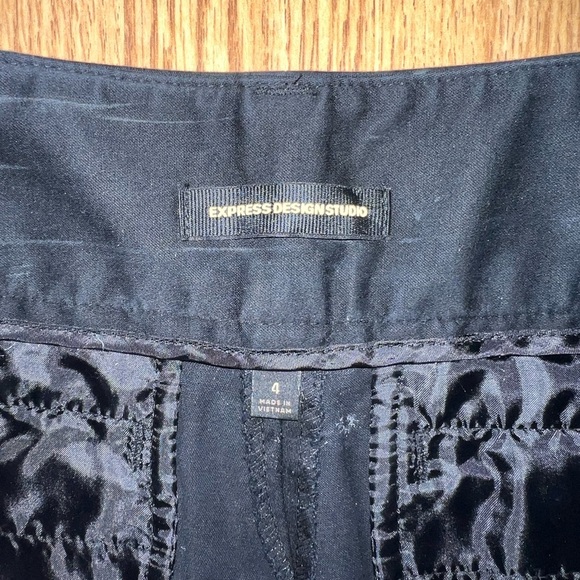 Express Shorts - Picture 2 of 3